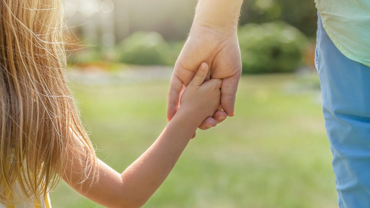 reuniune-emotionanta-o-fetita-disparuta-de-mai-bine-de-doi-ani-se-reintalneste-cu-tatal-ei-mama-ei--arestata-pentru-rapire_37718500