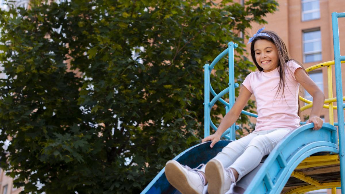 tineti-copiii-departe-mama--avertisment-dur-cu-privire-la-locurile-de-joaca--dupa-un-incident-suferit-de-fetita-ei-locul-este-o-capcana_33785400