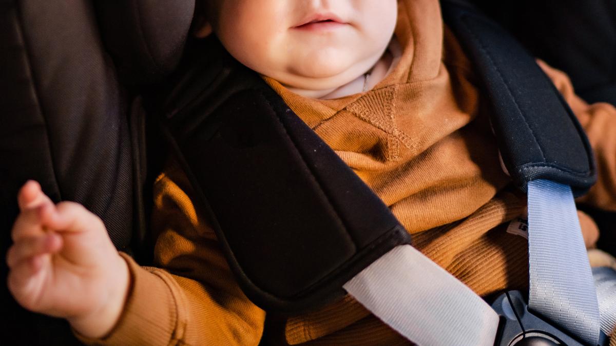 fetita-de-10-luni--uitata-de-bona-cinci-ore-in-infernul-masinii--politisti-in-interiorul-vehiculului-s-au-inregistrat-ingrozitoarele-56-de-grade-celsius_74833200