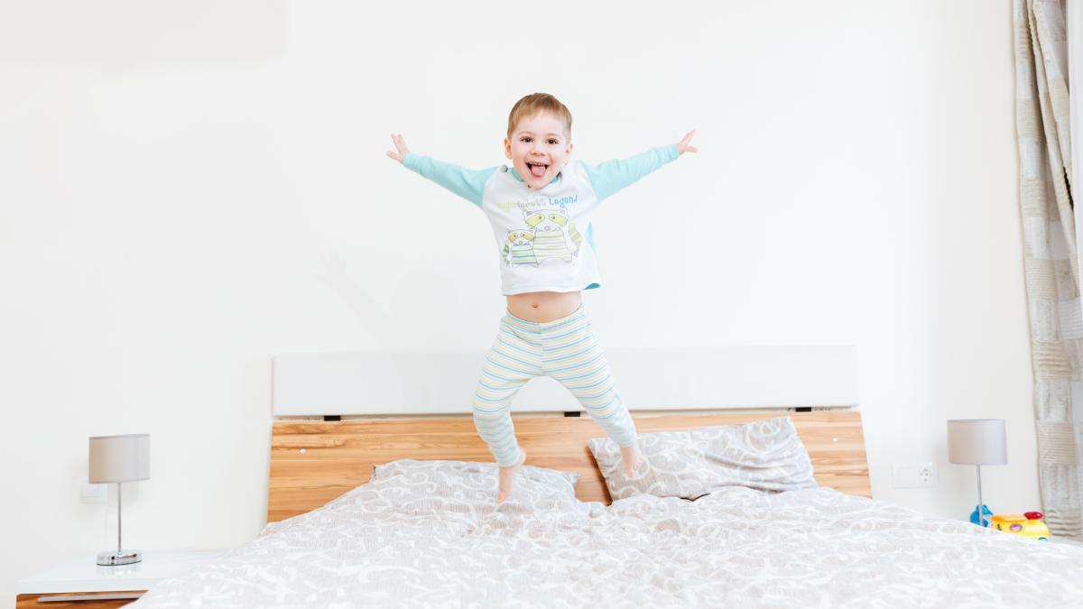 de-ce-copilul-se-trezeste-atat-de-devreme-in-weekend-explicatia-pentru-acest-comportament-matinal_53354200