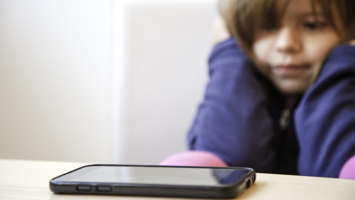 o-tendinta-alarmanta-6-moduri-in-care-utilizarea-telefoanelor-mobile-afecteaza-sanatatea-mintala-a-unui-copil_98042800
