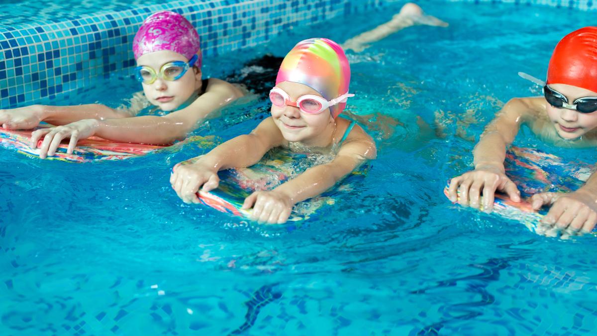 aceasta-este-varsta-ideala-pentru-ca-un-copil-sa-invete-sa-inoate_79894100