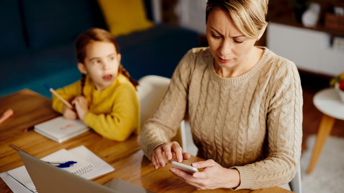 stii-cum-afecteaza-copilul-dependenta-parintelui-de-telefonul-mobil-este-un-semnal-clar-ca-este-timpul-sa-iei-masurile-corespunzatoare_57137100