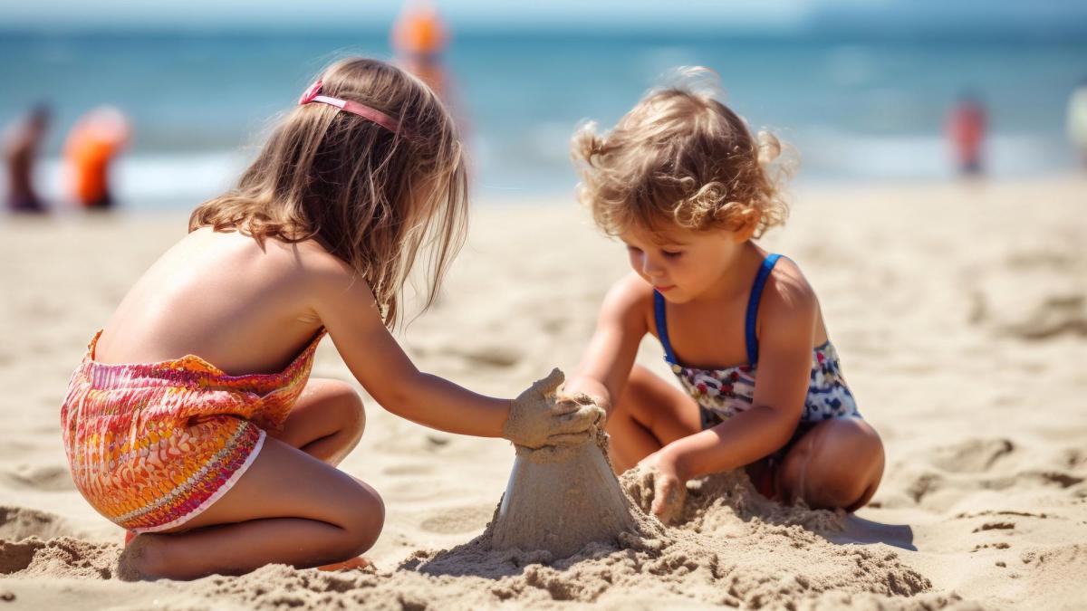 un-bunic-a-prins-un-individ-care-inregistra-in-secret-imagini-cu-nepotii-lui-pe-plaja-ce-au-gasit-politistiie-in-camera-lui-de-hotel-i-a-stupefiat_46386000