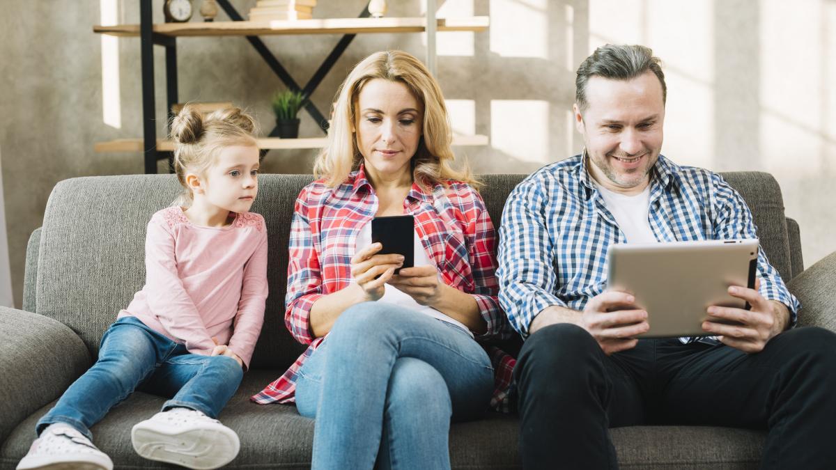 studiu-nu-doar-timpul-petrecut-de-catre-copii-in-fata-ecranelor-poate-avea-un-impact-negativ--ci-si-modul-in-care-parintii-isi-utilizeaza-telefoanele_69060800