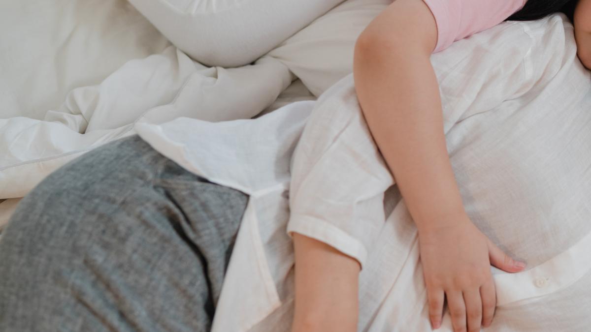 tati--mami-nu-trezeste--descoperire-trista-facuta-de-o-fetita-de-4-ani-dupa-ce-s-a-cuibarit-in-pat-langa-mama-ei-cred-ca-este-foarte-obosita_70776200