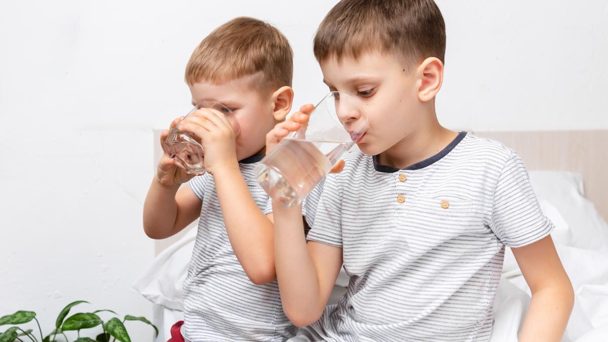 copilul-tau-iti-cere-apa-fix-dupa-ce-se-stinge-lumina-si-trebuie-sa-doarma-asta-vrea-sa-ti-spuna-neuropsiholog-exista-o-explicatie_15474500