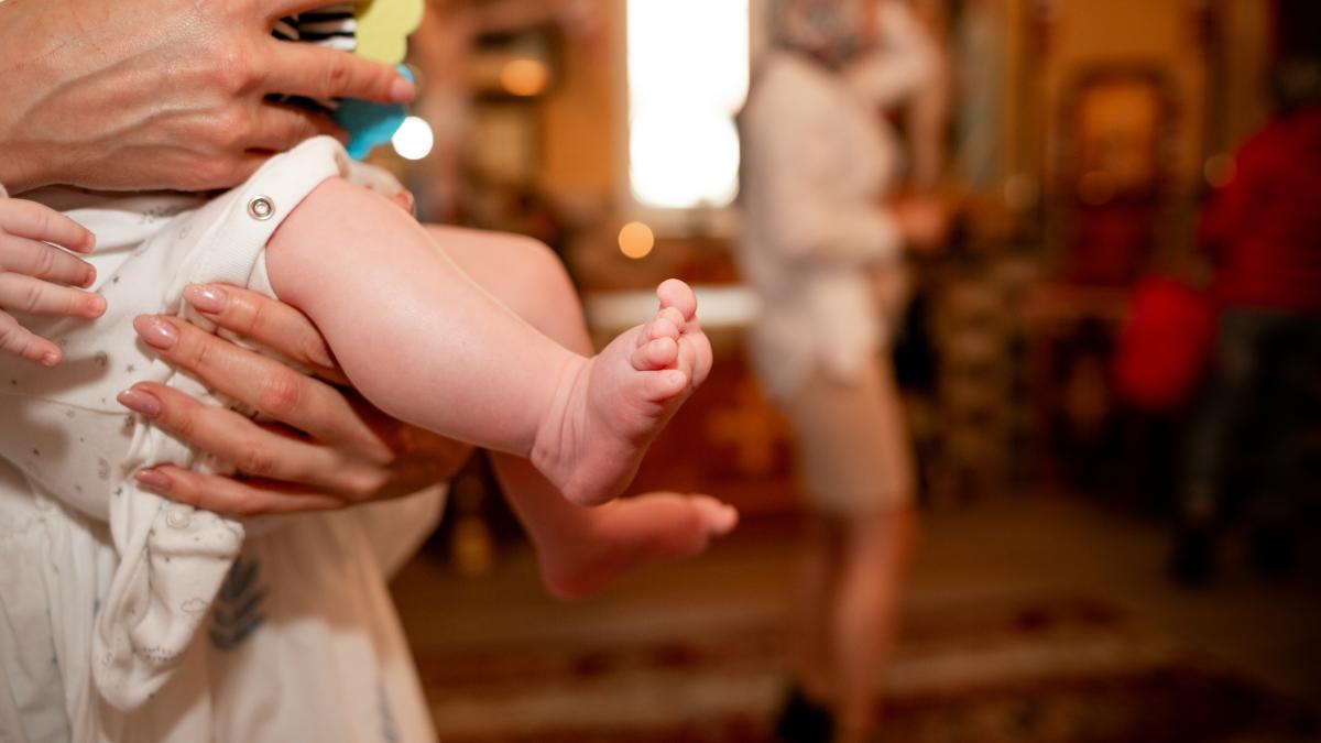 cand-credeam-ca-le-am-vazut-pe-toate-un-preot-a-cerut-adeverinta-de-la-medic-pentru-botez--reactia-patriarhiei-romane_16462100