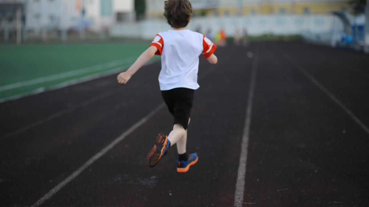 un-elev-si-a-pierdut-viata-dupa-ce-a-fost-pedepsit-de-profesor-pentru-ca-nu-avea-echipament-sportiv-l-a-fortat-sa-alerge-fara-oprire-pe-canicula_67660600