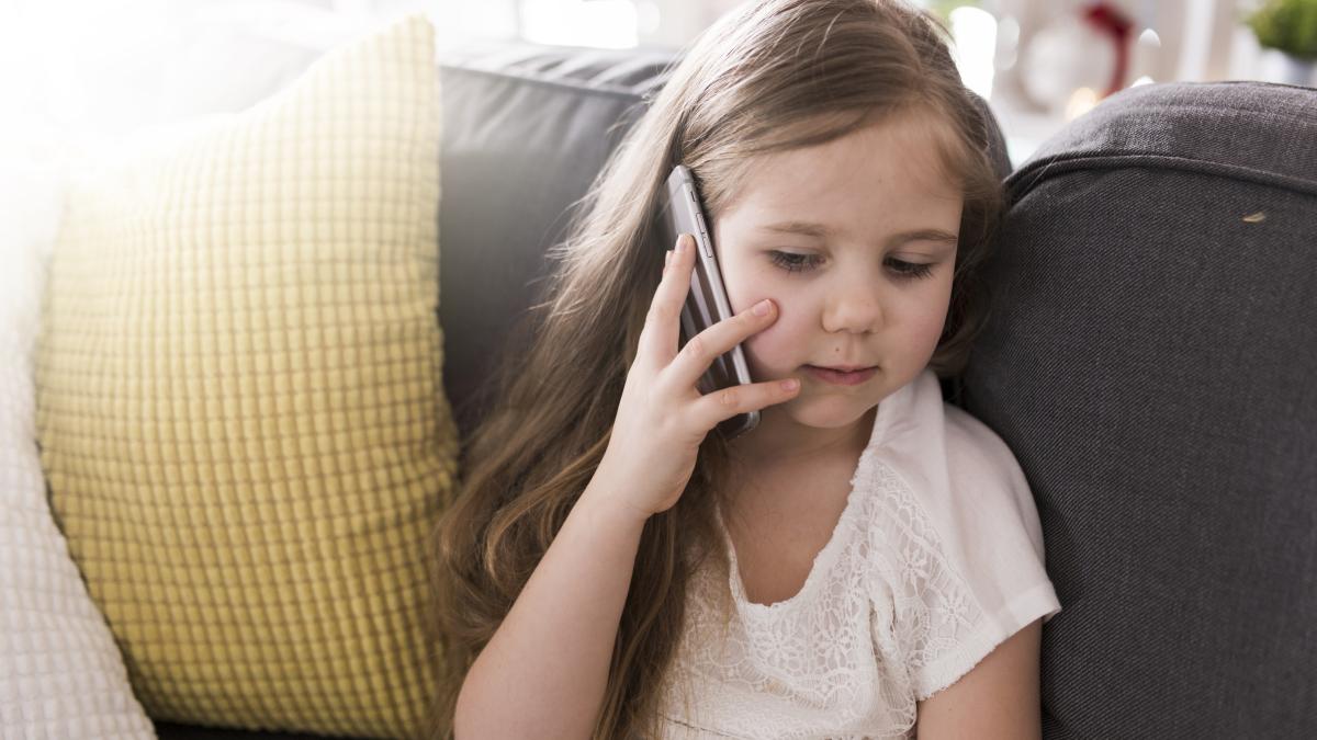 mama-are-nevoie-de-ajutor-o-fetita-de-numai-4-ani-suna-la-112-si-isi-salveaza-parintele-ne-a-multumit-inainte-sa-inchida-telefonul_57808200