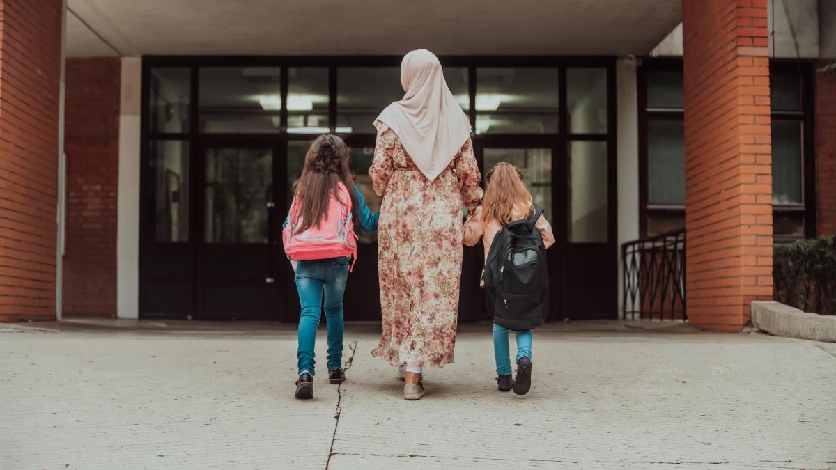 revolta-parintilor-musulmani-din-franta--dupa-ce-emmanuel-macron-a-interzis-abaya-in-scoli-nu-exista-loc-pentru-insemne-religioase-aici_56194700