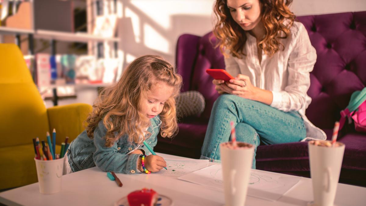 fenomenul-phubbing-un-specialist-in-educatie-trage-un-semnal-de-alarma-nu-este-un-comportament-normal-sau-acceptabil_00533000