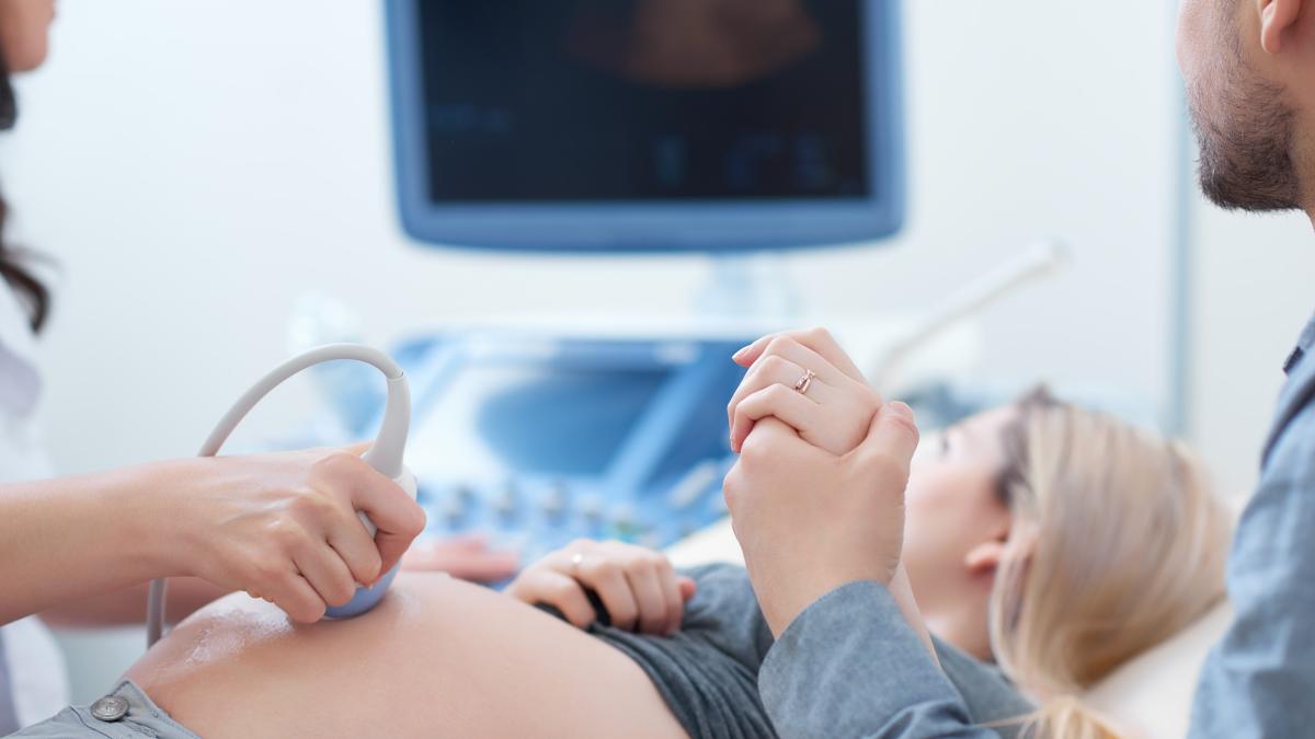 tatal-traumatizat-cere-1-miliard-de-dolari-despagubiri-dupa-ce-a-asistat-la-nasterea-copilului-sau_73030200