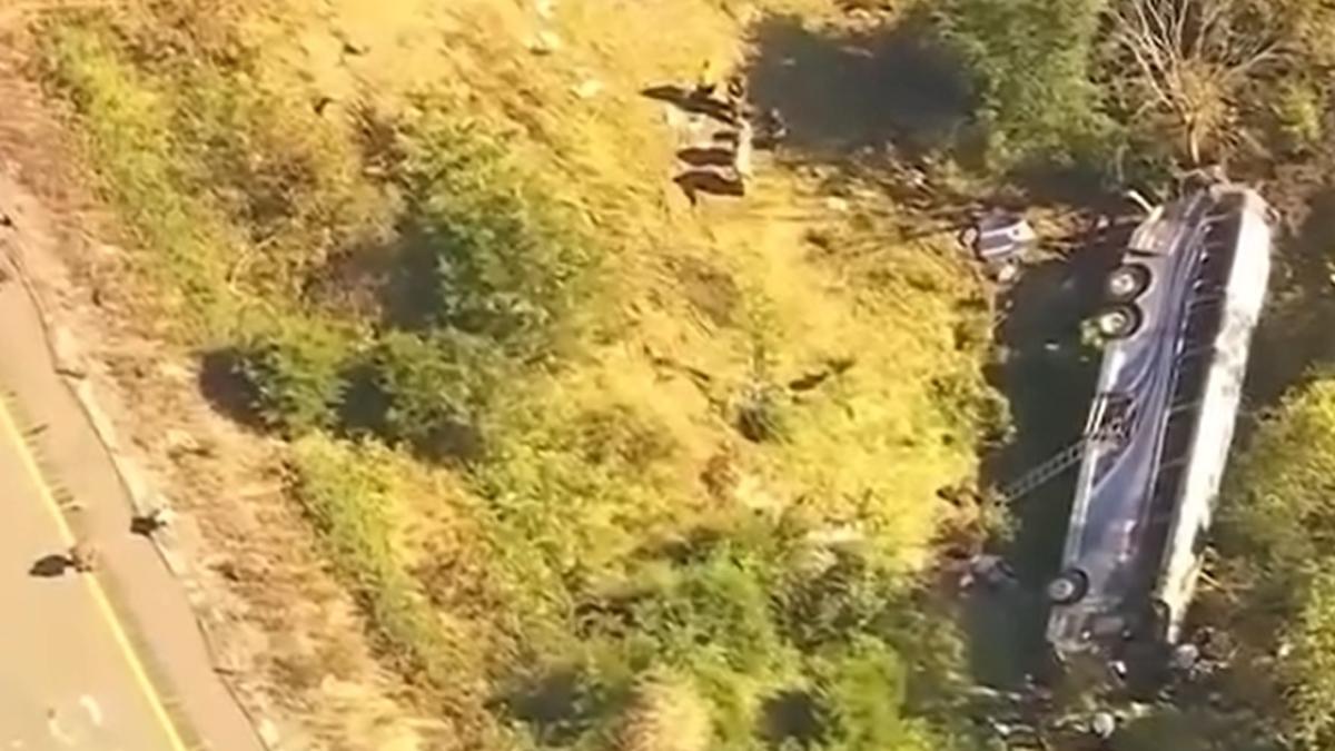 un-autocar-cu-elevi-s-a-prabusit-intr-o-vale-copiii-erau-in-drum-spre-o-tabara_78588600