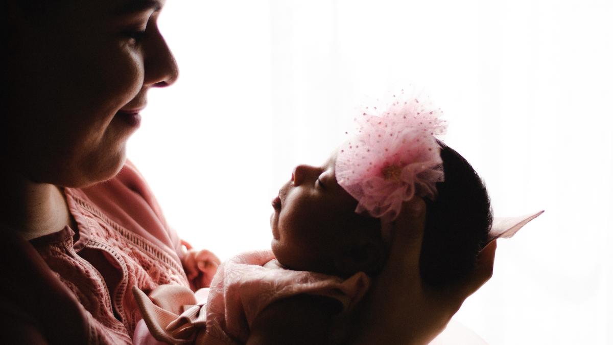 copil-tinut-in-brate_98620400