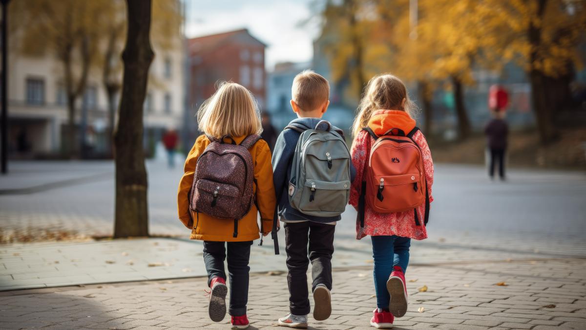 lasati-copiii-sa-mearga-pe-jos-la-scoala-un-nou-studiu-arata-cum-o-simpla-plimbare-matinala-face-minuni-o-schimbare-mica-cu-rezultate-mari_57046900