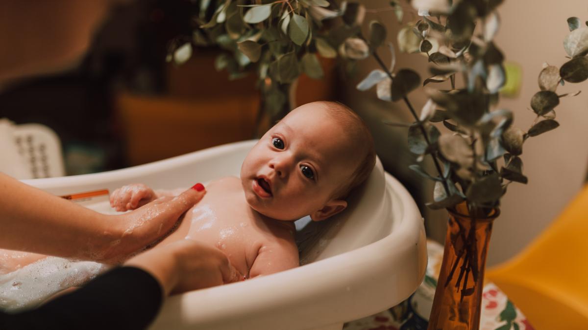 cum-sa-speli-pe-cap-un-nou-nascut_33531600