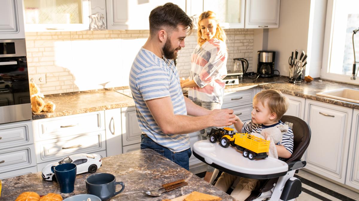 un-tatic-a-dezvaluit-de-ce-nu-si-ajuta-sotia-la-cresterea-copiilor-si-in-casa-raspunsul-sau-a-captivat-milioane-de-oameni_58713700