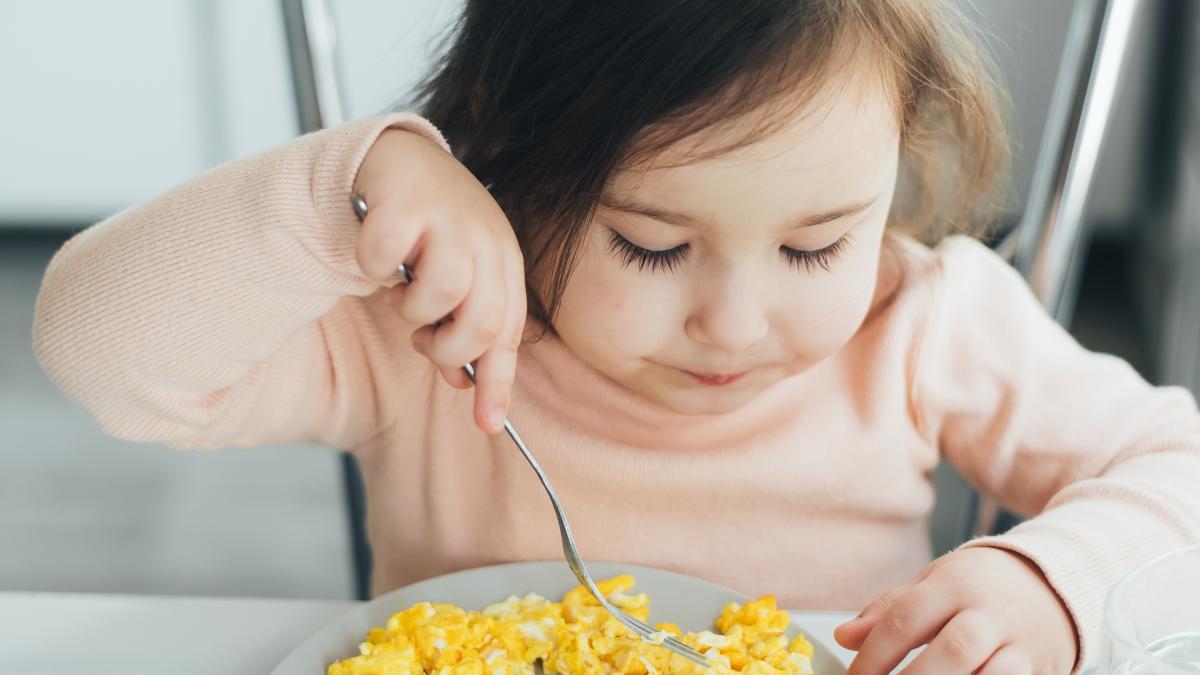 cate-oua-poate-manca-un-copil-pe-saptamana-expert-in-nutritie-probabil-ca-toti-am-auzit-de-acasa-ca-nu-e-bine-sa-le-mananci-in-fiecare-zi_90651700