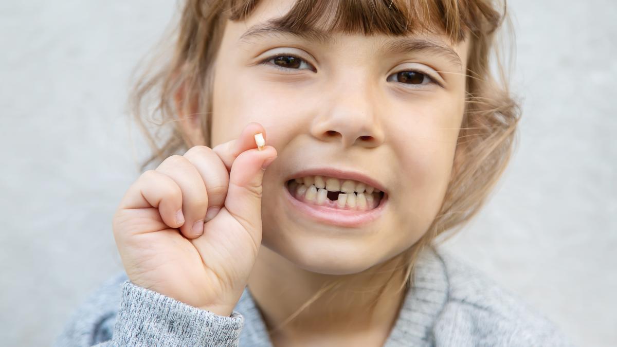 traditii-din-intreaga-lume-pentru-momentul-in-care-cade-primul-dinte-nasul-dintilor--zana-maseluta-sau-mosul-dintilor-sunt-doar-cateva-dintre-ele_23591100