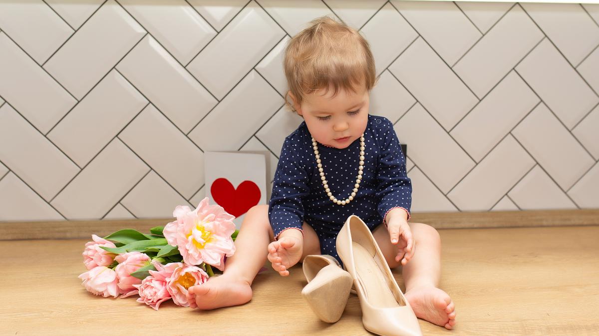 trucul-montessori-pentru-ca-micutii-sa-invete-sa-puna-corect-pantofii-in-picioare--aceasta-metoda-nu-da-gres-niciodata--video_98169100