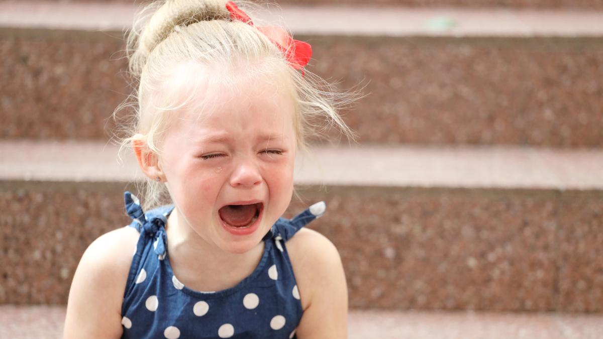 refuzi-sa-i-iei-o-jucarie-sau-un-dulce-si-incepe-razboiul--ce-sa-faci-cand-copilul-tau-are-o-criza-de-furie-in-public-si-cum-sa-gestionezi-privirile-care-te-judeca_75593600