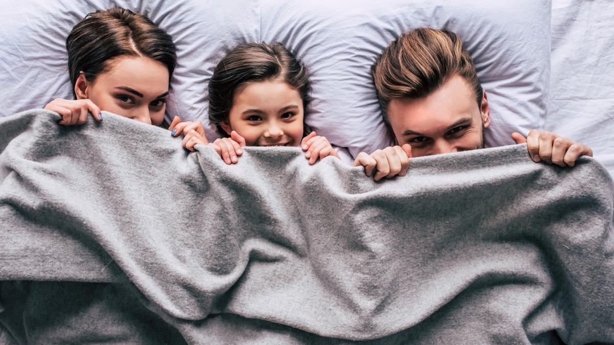 dormi-in-pat-cu-copiii-mai-mari-pana-la-ce-varsta-este-considerat-normal-si-cand-poate-deveni-o-problema_57280900