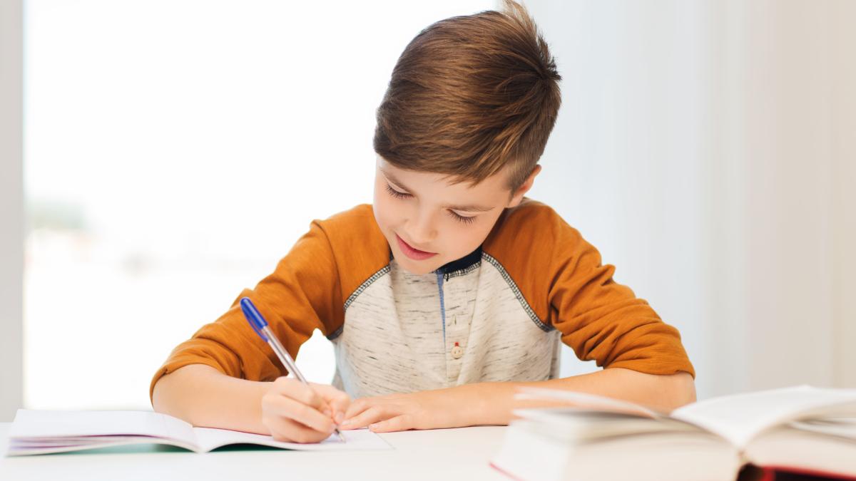 de-ce-copiii-nu-ar-trebui-sa-si-piarda-obiceiul-de-a-scrie-de-mana--potrivit-unui-expert-le-aduce-foarte-multe-beneficii_97400300