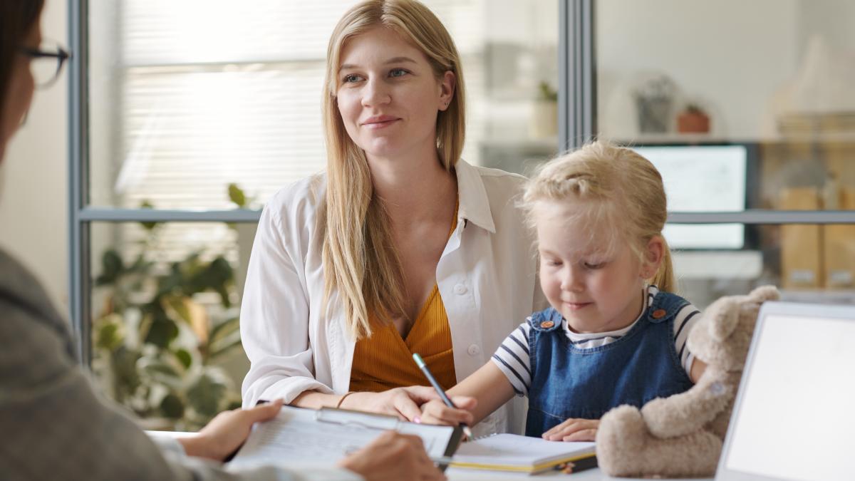 intrebarile-ideale-pe-care-sa-le-adresezi-cadrelor-didactice-la-sedinta-cu-parintii--claudia-chiru-nu-poti-sa-intrebi-daca-e-bun-copilul-2_10673700