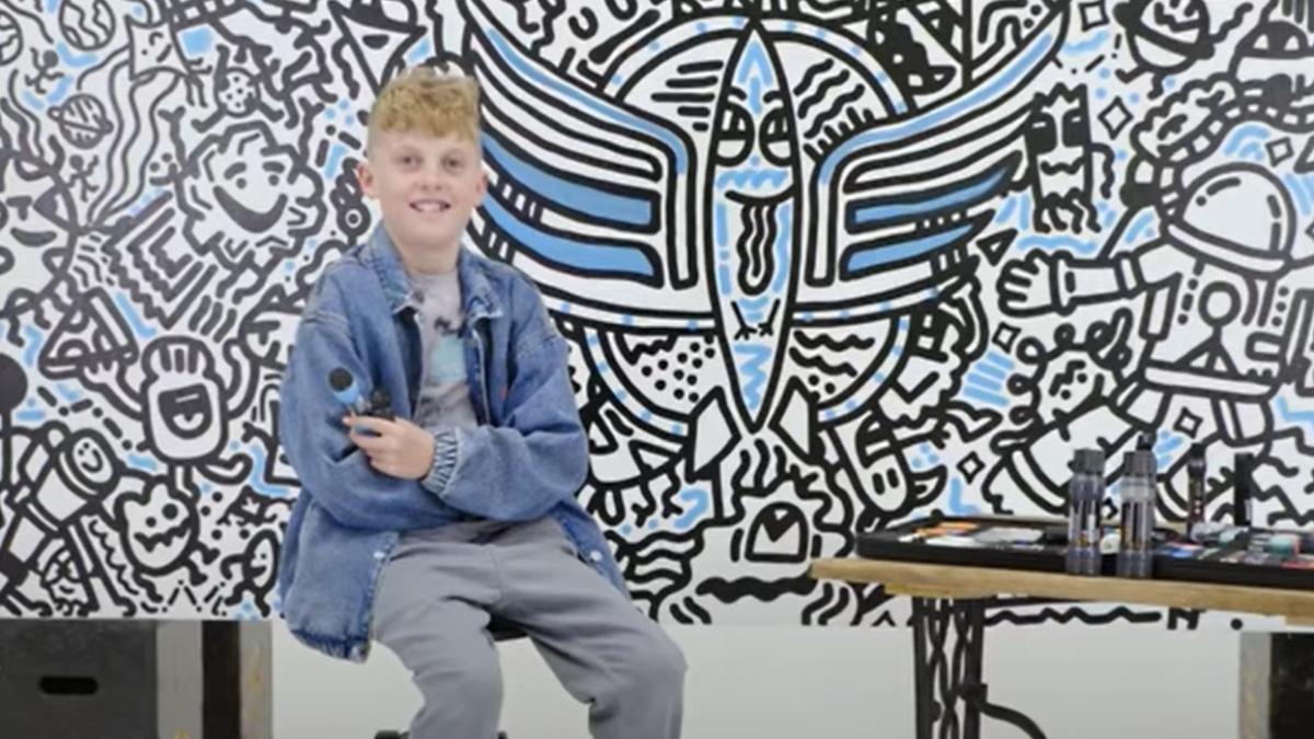 un-baietel-de-13-ani--certat-de-mic-pentru-ca-deseneaza-mazgaleli-la-scoala--are-acum-contracte-cu-nike-si-pixar--foto-video_39662800