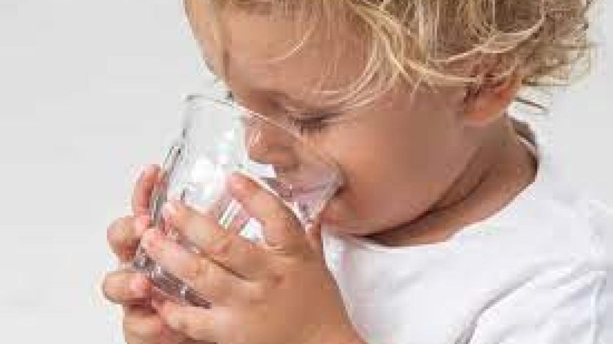 cum-sa-faci-un-copil-sa-bea-apa_67698500