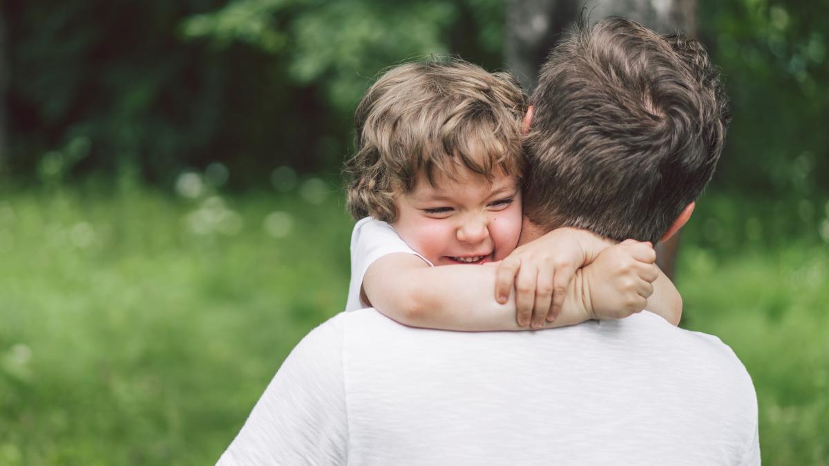 copiii-au-nevoie-de-12-imbratisari-pe-zi-pentru-a-creste-fericiti-un-studiu-din-orfelinatele-din-romania-arata-ce-se-intampla-daca-micutii-cresc-fara-sa-fie-luati-in-brate_77816600