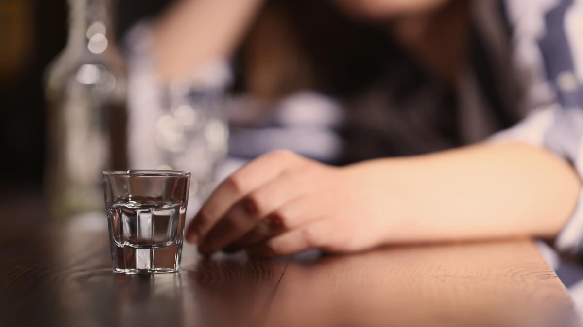 sondaj-ingrijorator-un-sfert-dintre-parinti-vad-acceptabil-ca-minorii-sa-bea-alcool-ocazional--iar-o-treime-nu-impun-reguli-copiilor_53607300