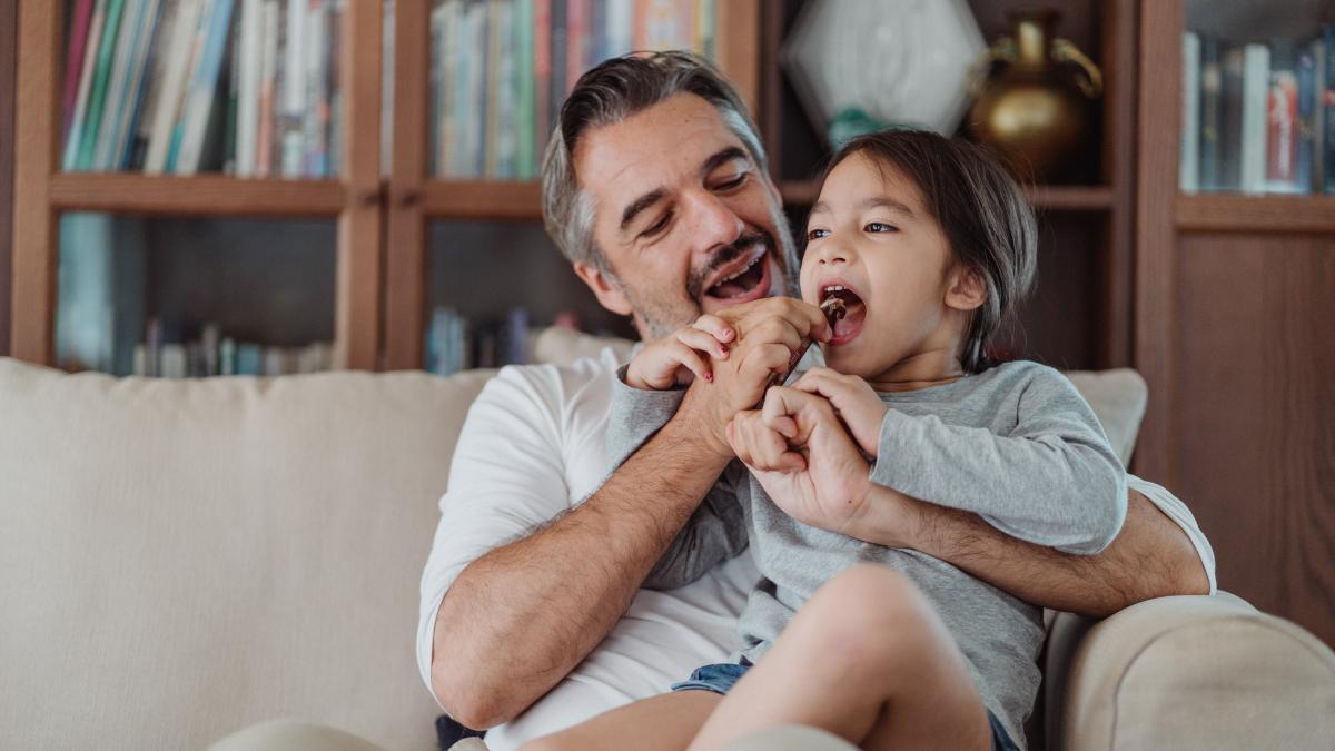 fotografie-de-la-ketut-subiyanto-httpswww-pexels-comro-rofotografiesta-jos-sta-a-ezat-ciocolata-copil-4814837_65807200