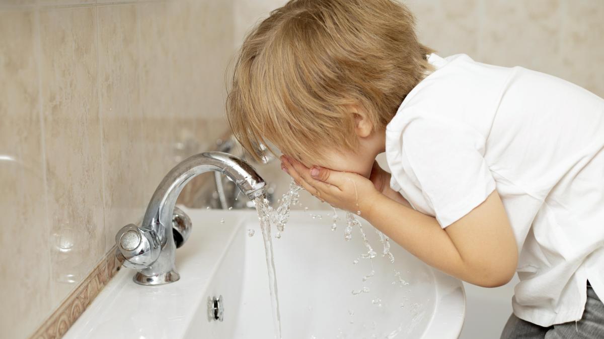 dupa-ce-consumam-dulce--clatim-gura-cu-apa-pedodontul-maria-nicoara--despre-smaltul-dintilor-copiilor-asta-este-cel-mai-important_74267200