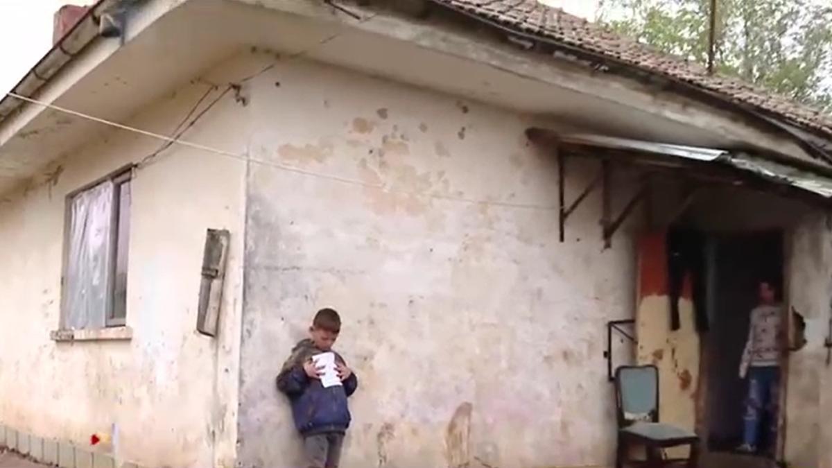 casele-din-romania-in-care-mos-craciun-nu-ajunge-niciodata--dorm-intr-o-singura-camera-si-isi-imagineaza-ca-sunt-deja-politisti-1_21278500