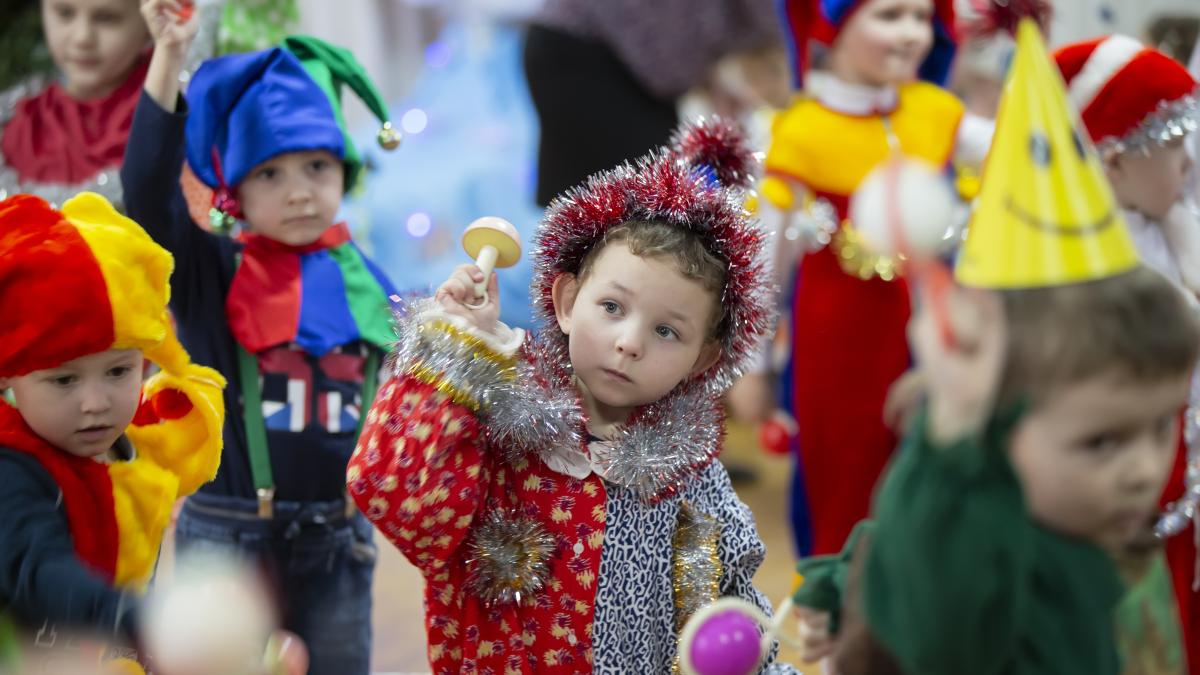 ne-jigniti-in-halul-asta-doua-educatoare-romance-s-au-plans-de-cadourile-primite-de-craciun-de-la-parinti-atat-meritam-noi-dupa-trei-luni-de-munca_51248400