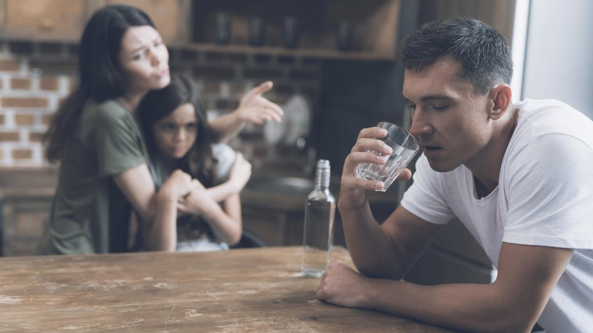 de-ce-nu-ar-trebui-sa-bei-alcool-in-fata-copiilor-tai-specialisti-e-alarmant-astfel-de-momente-pot-crea-impresii-gresite-in-mintea-lor_71409200