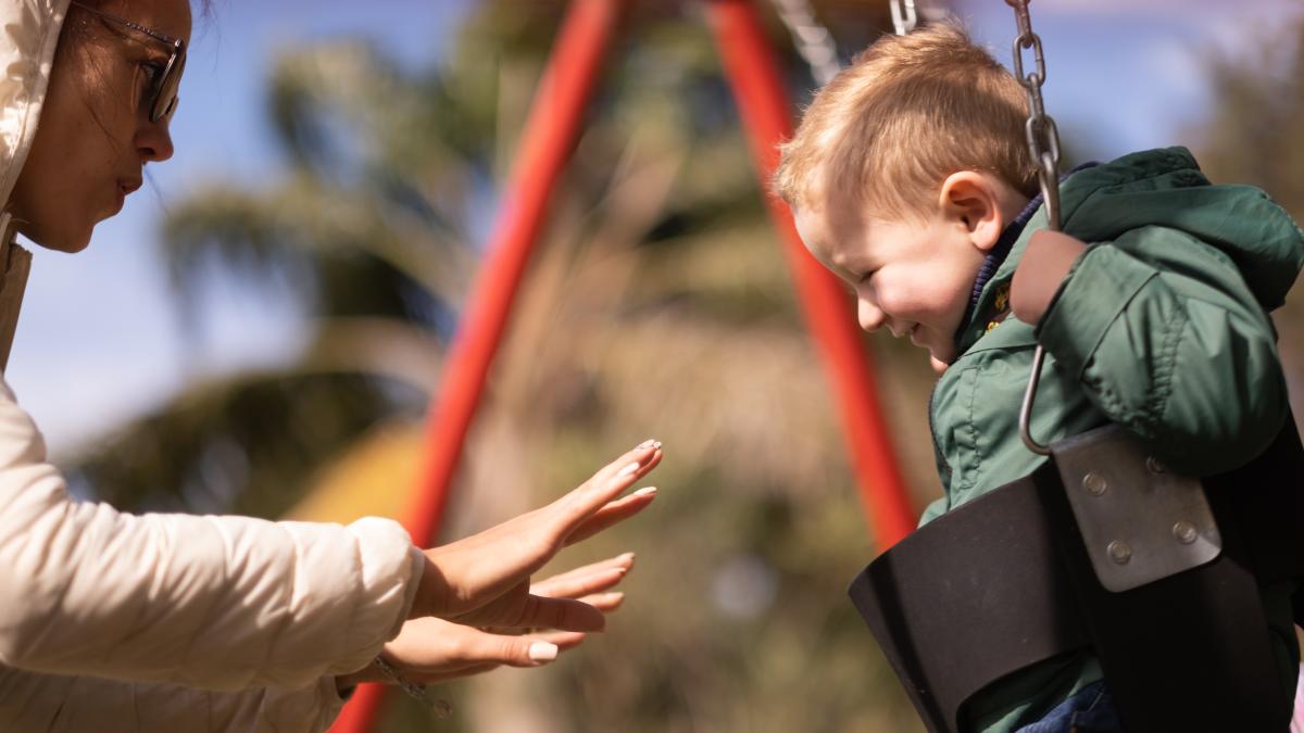 toate-secretele-pentru-a-ti-creste-copiii-cu-atasament-sigur-ghid-esential-pentru-parinti_39539600