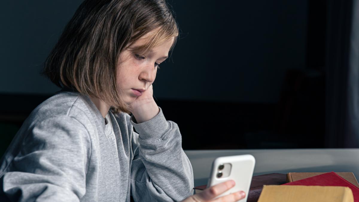 pentru-fiecare-ora-suplimentara-pe-retelele-sociale--riscul-de-depresie-la-minori-creste-cu-13prc--un-nou-studiu-alarmant_63356500