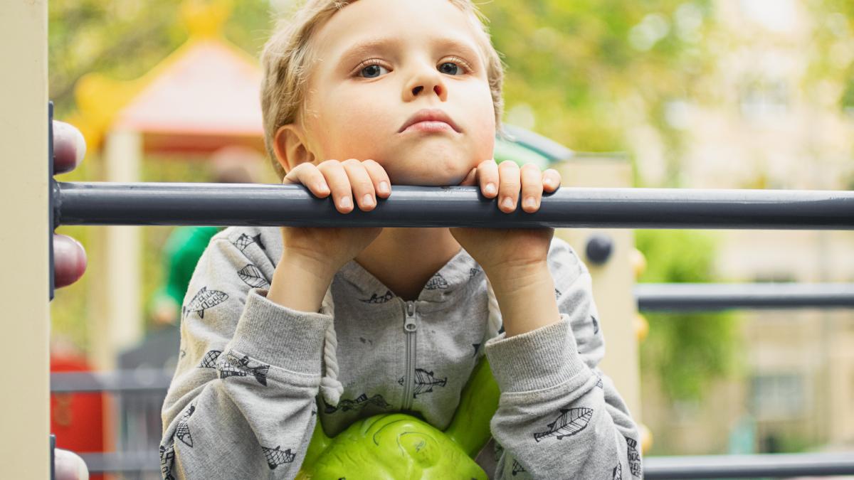 indicatorii-care-arata-nesiguranta-la-un-copil-ce-semne-de-avertizare-dezvaluie-lipsa-increderii-in-sine-a-micutului--conform-unui-psiholog_67611700