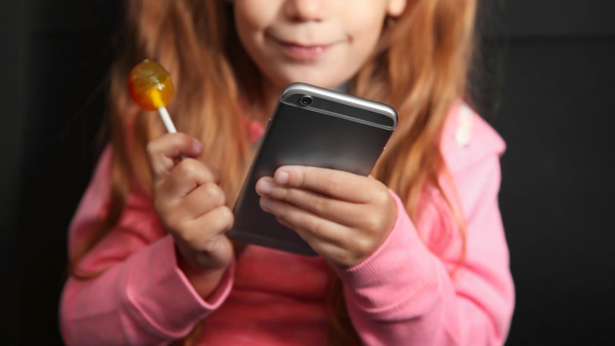 dependentele-copiilor-au-legatura-cu-suferinta--catalin-durla-arata-care-sunt-semnalele-de-alarma-ii-oferim-ceva-ca-sa-taca--dar-nu-e-o-tacere_44476800