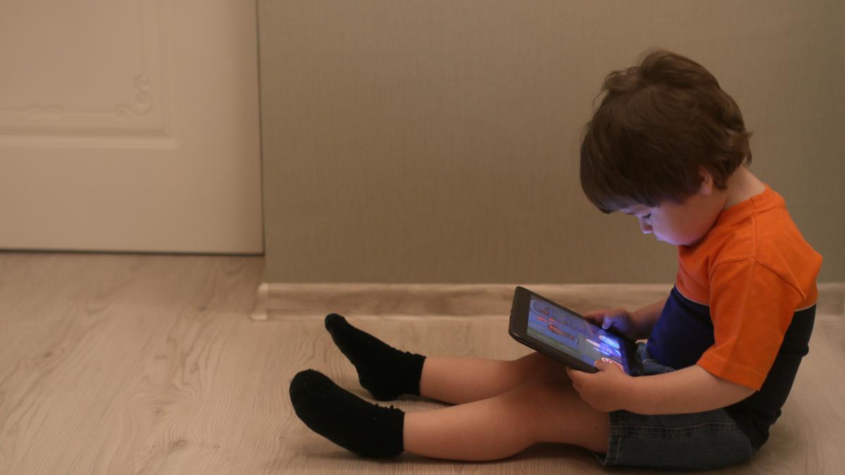 dependenta-copiilor-de-ecrane--cum-putem-sa-o-prevenim-catalin-durla-e-un-aspect-important--pe-care-multi-parinti-uita-sa-l-aplice_69884600