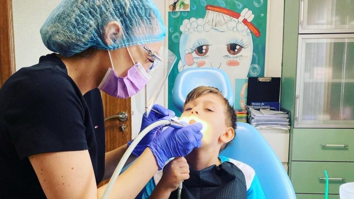 dr--elena-tudor-e2809eacestea-sunt-momentele-cand-trebuie-sa-spalam-dintii-copiilore2809d-medicul-stomatolog-arata-si-cele-mai-frecvente-greseli-pe-care-parintii-le-fac-1_29699900