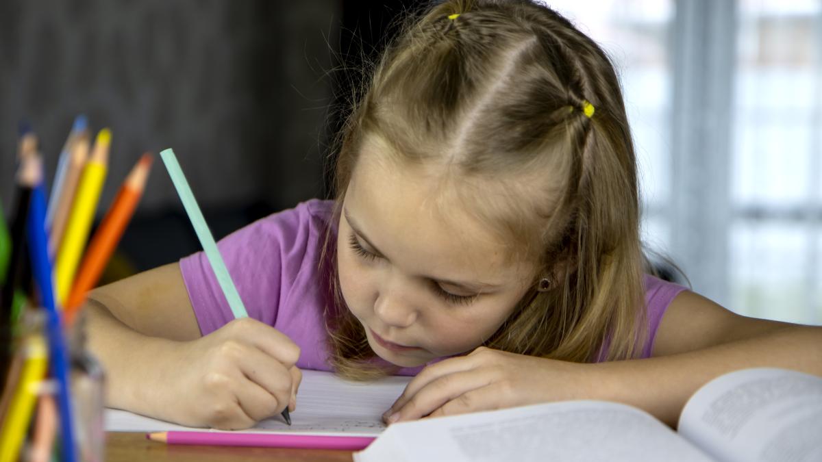 copilul-scrie-litere-si-cifre-invers-cand-este-normal-si-cand-devine-o-problema_77060500