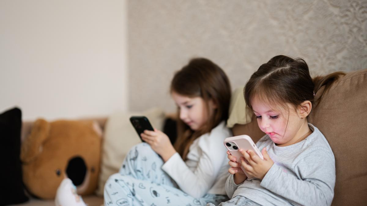 am-supraprotejat-copiii-fizic--dar-i-am-abandonat-digital--sustine-un-expert-in-parenting--parintii-trebuie-sa-fie-primii-care-sa-se-reeduce_98571700