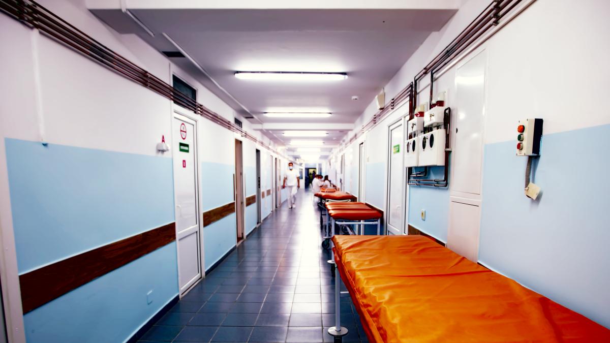 gestul-incredibil-si-aparent-inexplicabil-al-unei-mame-din-galati-si-a-abandonat-copilul-de-9-ani-pe-holurile-spitalului--femeia-este-de-negasit_21811000