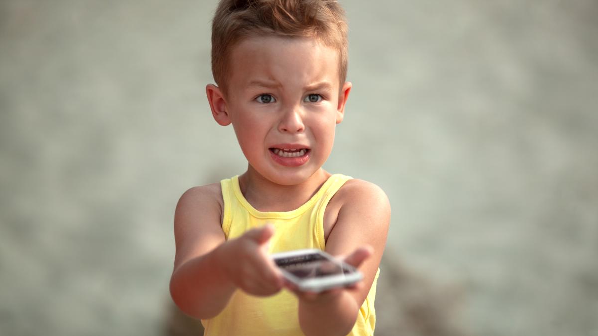 reduceti-crizele-de-furie-ale-copilului-cand-ii-inchideti-ecranul-sfaturi-simple-de-la-un-psiholog-nu-dati-avertisment-de-doua-minute_58718300