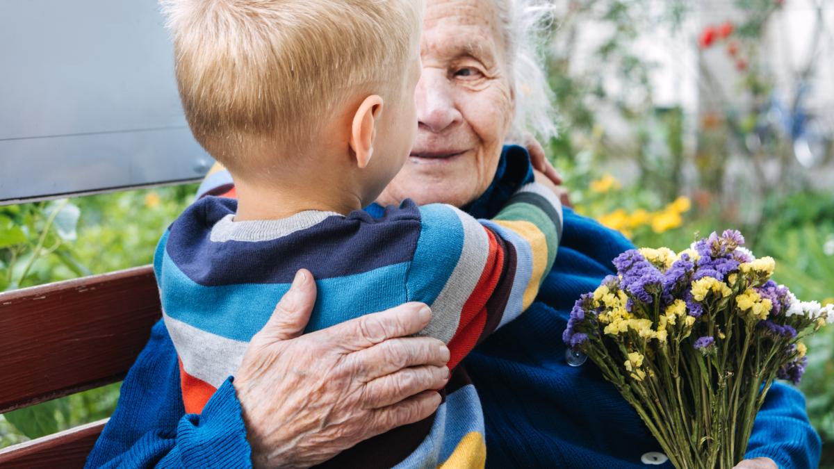 studiu-bunicii-au-un-impact-semnificativ-asupra-sanatatii-mintale-a-mamei--la-cercetare-au-participat-jumatate-de-milion-de-femei-cu-copii-mici_02842000