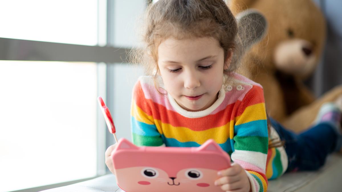 il-las-la-desene-pentru-ca-invata-engleza-de-acolo--pericolul-real-din-spatele-acestui-obicei-al-parintilor--logoped-baban-pentru-copil-este-derutant_41587000